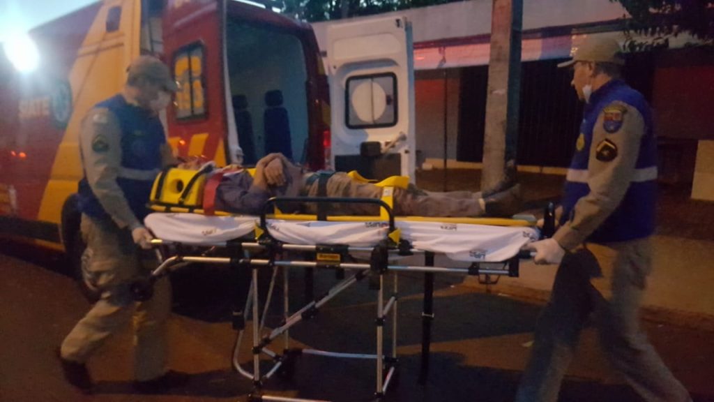 Idoso tem suspeita de fratura no nariz ao sofrer queda no Jardim Nova Cidade Idoso tem suspeita de fratura no nariz ao sofrer queda no Jardim Nova Cidade