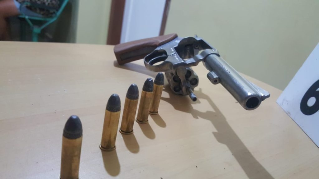 Bairro Periolo: Homem efetua disparo para cima tentando assustar esposa e acaba preso; revólver e munições foram apreendidas