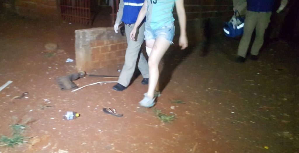 Mulher ferida por caco de vidro é socorrida no Bairro Santa Cruz Mulher ferida por caco de vidro é socorrida no Bairro Santa Cruz
