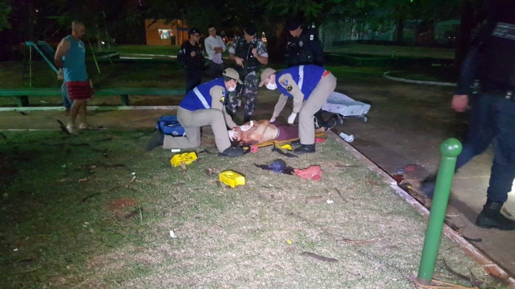 Homem é esfaqueado em praça na Avenida Toledo; o autor do crime foi preso pelo Choque Homem é esfaqueado em praça na Avenida Toledo; o autor do crime foi preso pelo Choque