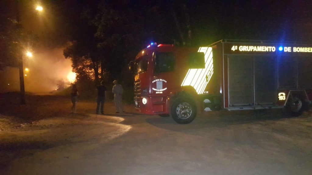 Bombeiros são acionados para combater incêndio em residência na região do Lago Azul Bombeiros são acionados para combater incêndio em residência na região do Lago Azul