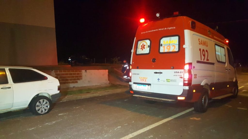 Homem é socorrido pelo Samu ao ser ferido por arma branca, no Conjunto Riviera Homem é socorrido pelo Samu ao ser ferido por arma branca, no Conjunto Riviera