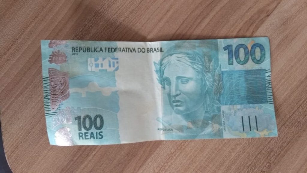 Adolescente é flagrado com nota falsa de R$ 100