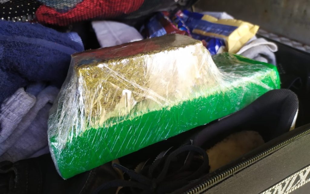Durante abordagem a ônibus, PRE encontra tabletes de maconha em mala e detém passageiro na PR-486