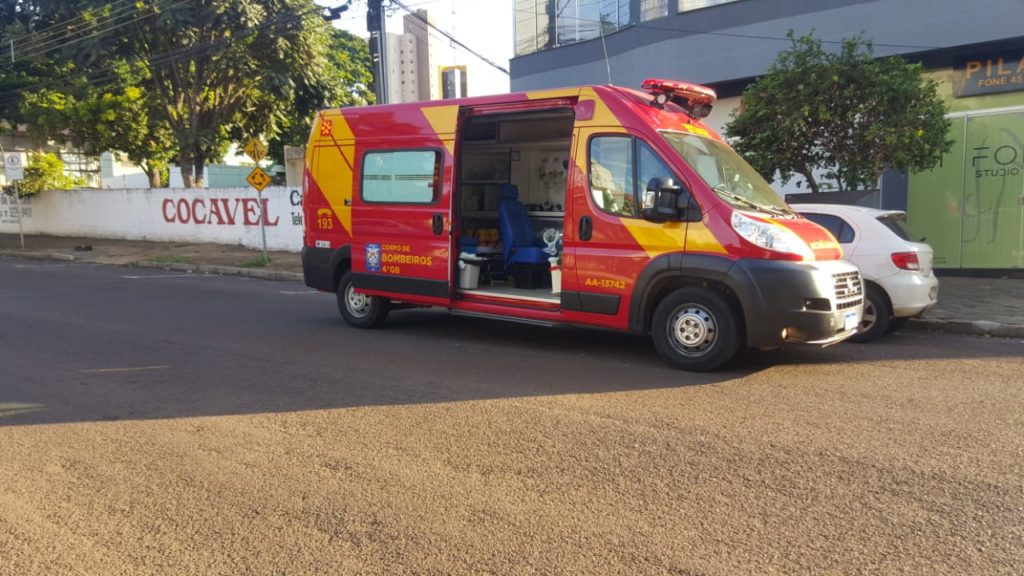 Mulher ferida é socorrida na Rua Riachuelo