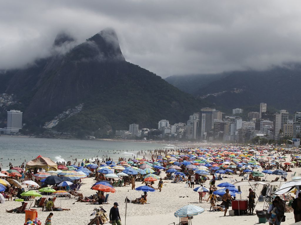 Feriadão com sol e mar agitado deixa três desaparecidos no Rio