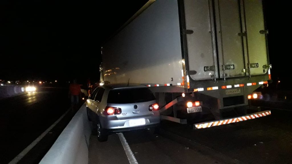 Acidente envolve três carros e um caminhão na PRc-467; um homem foi socorrido pelo Siate