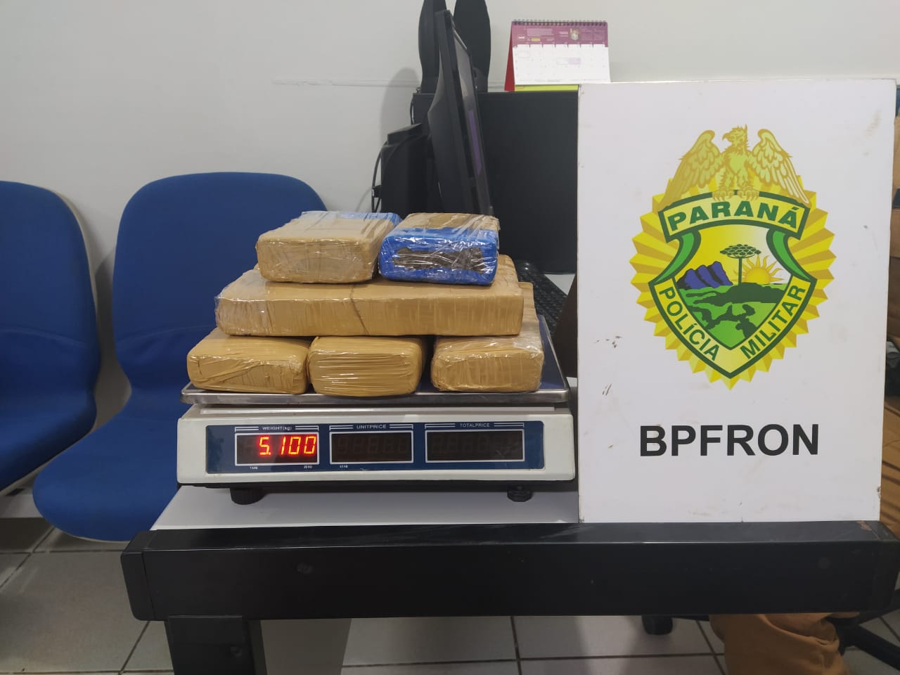 Durante fiscalização a ônibus na BR-277, BPFron encontra mochila com tabletes de maconha em São Miguel do Iguaçu Imagem referente a Durante fiscalização a ônibus na BR-277, BPFron encontra mochila com tabletes de maconha em São Miguel do Iguaçu