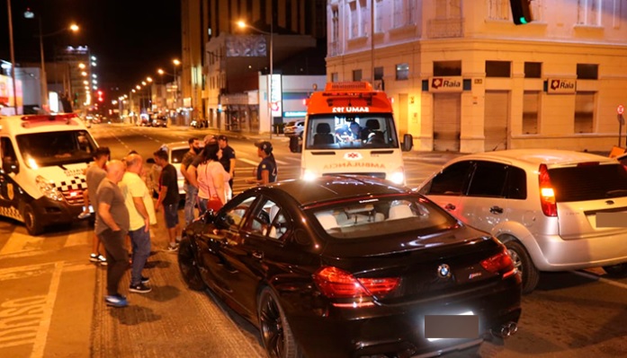 Batida entre BMW, Fiesta e Fox resulta em tumulto no centro de Ponta Grossa Batida entre BMW, Fiesta e Fox resulta em tumulto no centro de Ponta Grossa