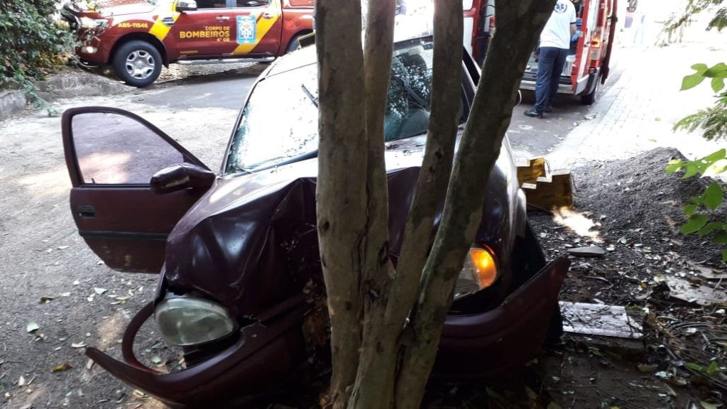 Motorista morre ao perder o controle de veículo e bater contra árvore, no Bairro Guarujá Motorista morre ao perder o controle de veículo e bater contra árvore, no Bairro Guarujá