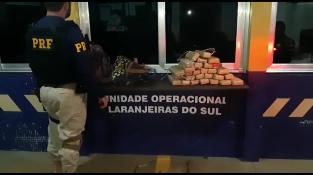Após perseguição, PRF apreende 16 quilos de maconha e prende trio; assista