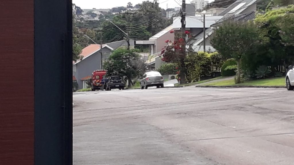 Mulher é socorrida após sofrer queda em condomínio no Bairro Country