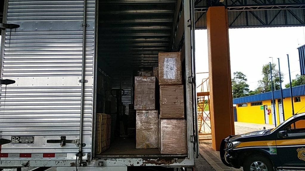 PRF de Cascavel realiza apreensão de grande quantidade de cigarros contrabandeados