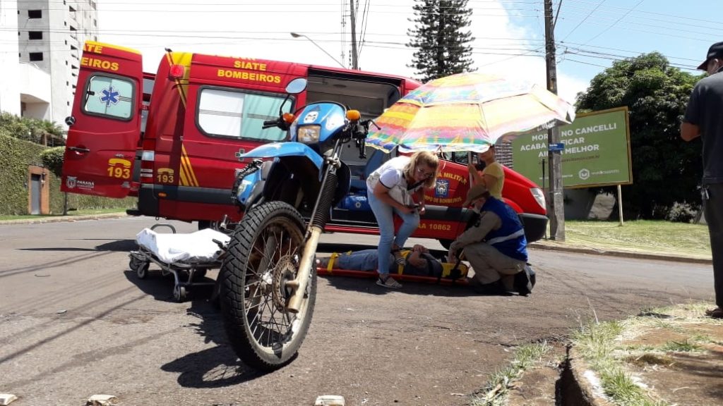 Motociclista fica ferida após colidir contra Honda Civic no Centro de Cascavel