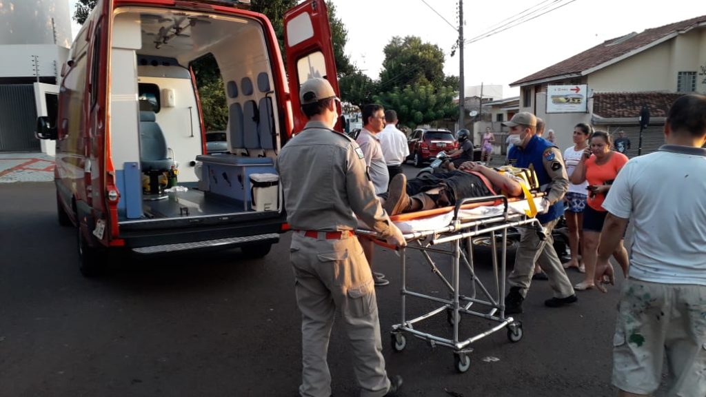 Honda Hornet e veículo iX35 colidem na Rua Souza Naves; motociclista foi socorrido pelo Siate