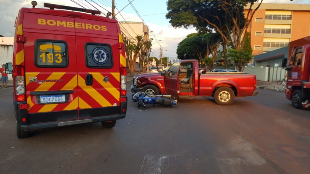 Siate atende motociclista ferido em colisão contra caminhonete na Rua Vitória