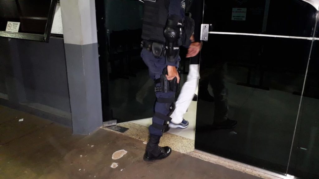 Motociclista que sofreu queda após tentar fugir do GPOM é levado à delegacia