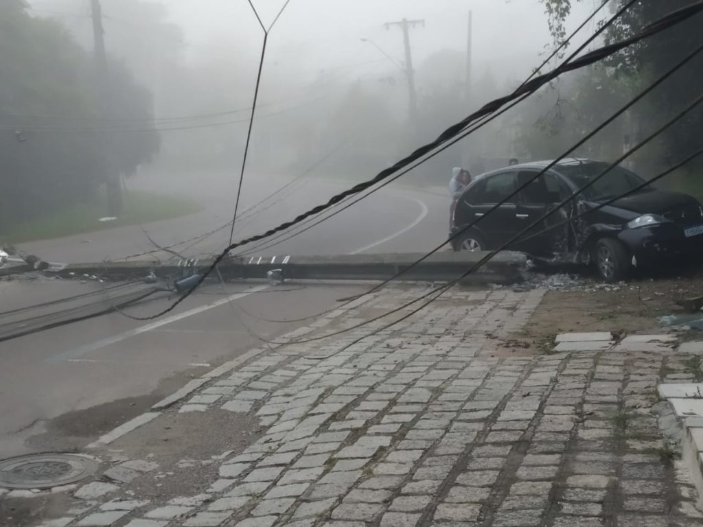 Motorista perde controle de carro e derruba poste em avenida de Quatro Barras