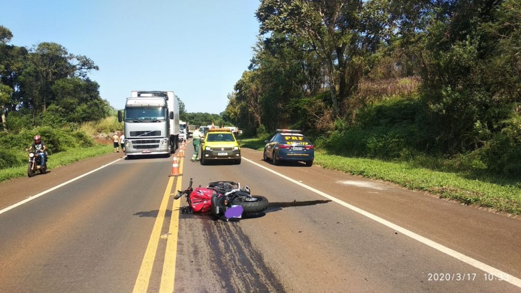 Motociclista morre ao colidir contra caminhão na BR-277, em Ibema