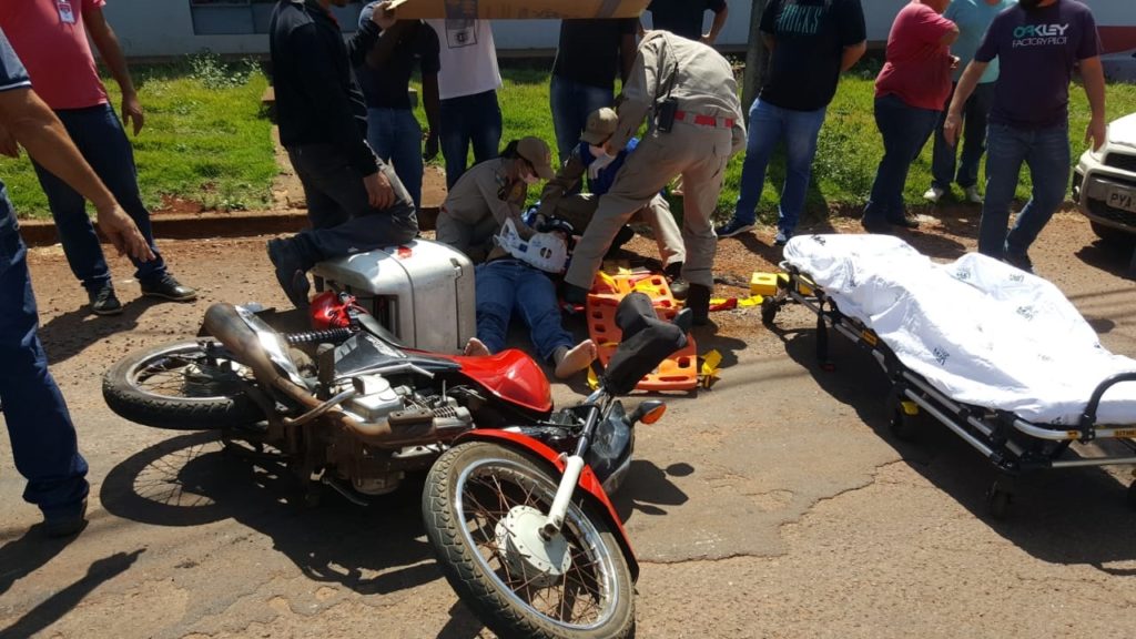 Carro e moto batem em cruzamento na região do Bairro Cataratas