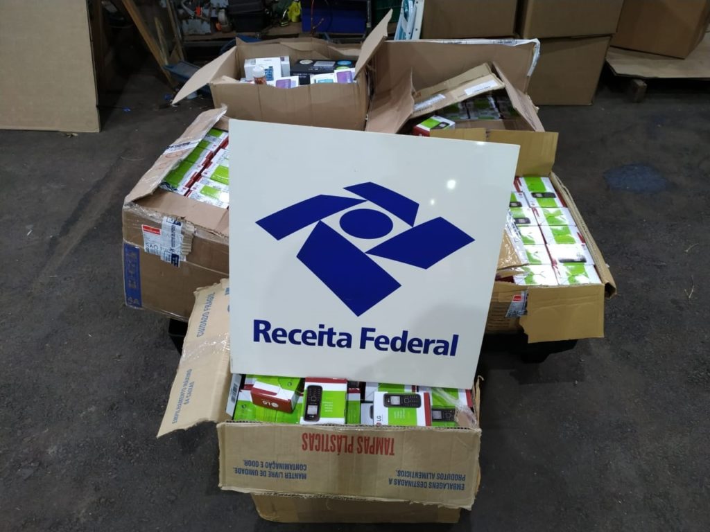 Receita Federal apreende grande quantidade de celulares em transportadora