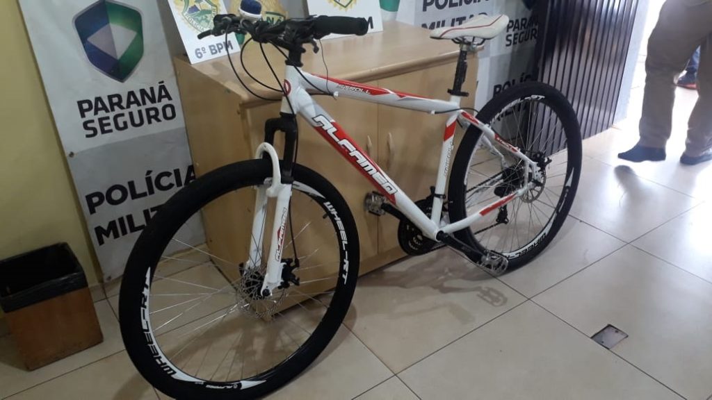 Bicicleta que pode ser sido furtada é encontrada pela PM em terreno no Centro
