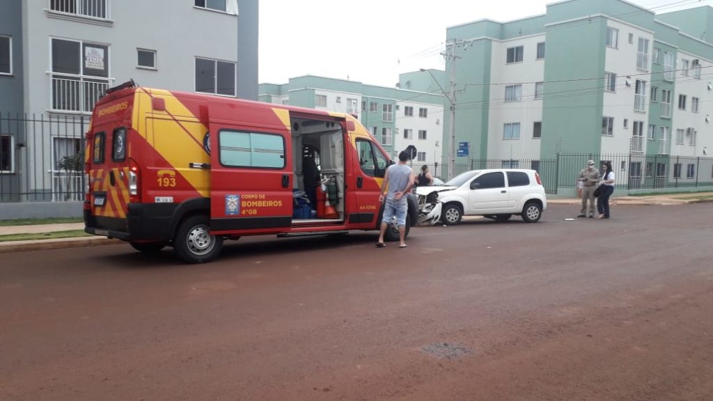 Carros se envolvem em colisão no Conjunto Riviera e criança fica ferida