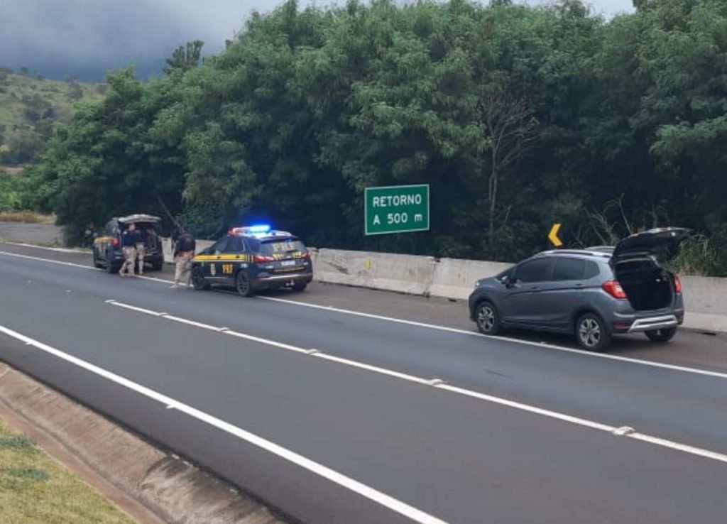 PRF intercepta veículo roubado em fuga e captura três homens