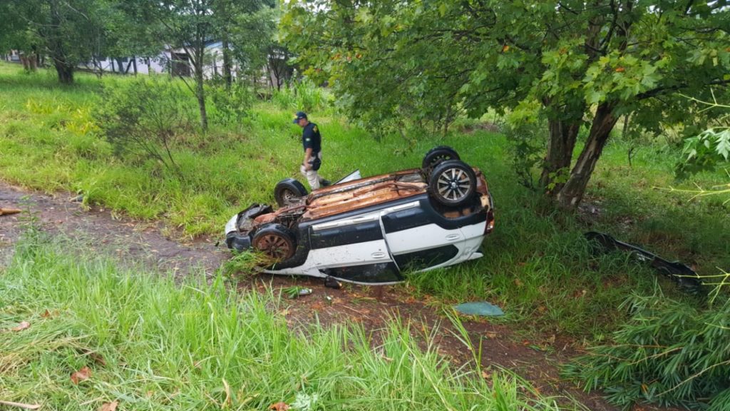 Homem fica ferido ao capotar carro às margens da BR-467, mas recusa encaminhamento ao hospital