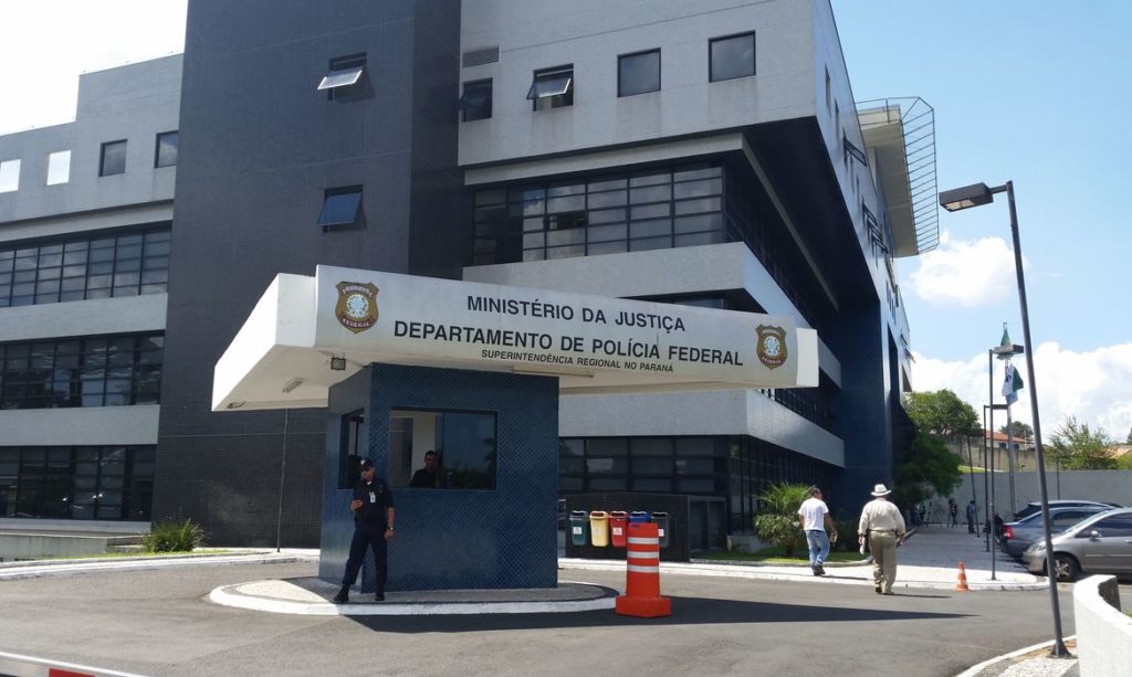 PF faz operação contra fraudes nos saques do PIS e uma pessoa é presa em Curitiba