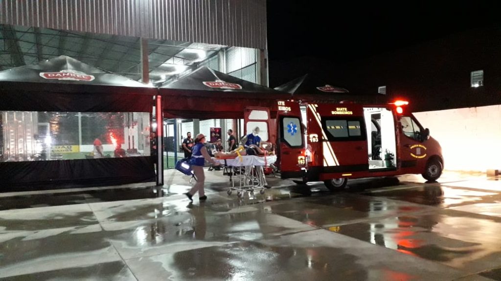 Homem fere tornozelo durante jogo de futebol e precisa do socorro do Siate no Alto Alegre