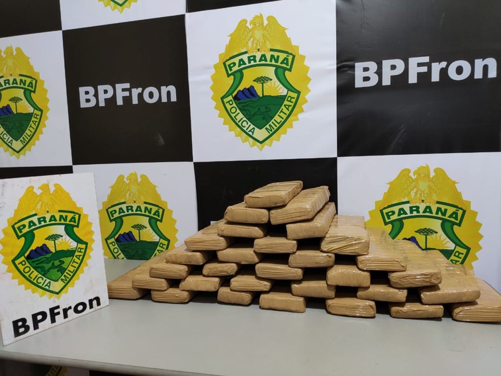 Guaíra: durante abordagem a ônibus, BPFron detém dupla com mais de 32 kg de maconha