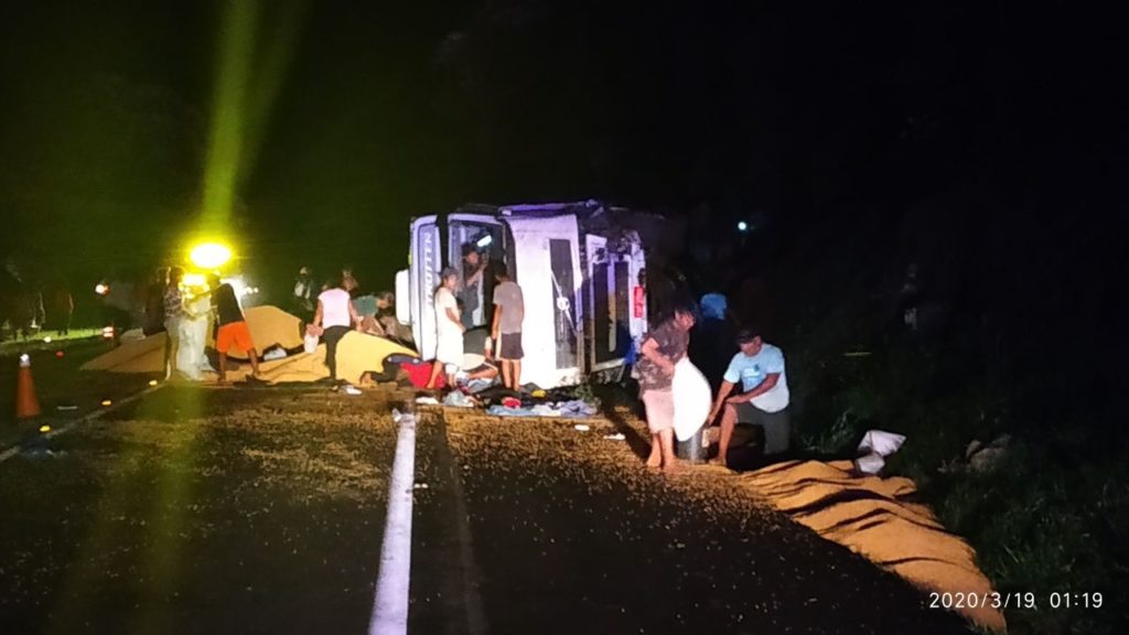 Nova Laranjeiras: Carreta tomba na BR-277 e carga é saqueada por indígenas