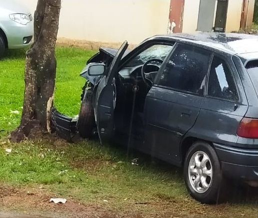 Francisco Beltrão: Carros batem em cruzamento no bairro Luther King Imagem referente a Francisco Beltrão: Carros batem em cruzamento no bairro Luther King