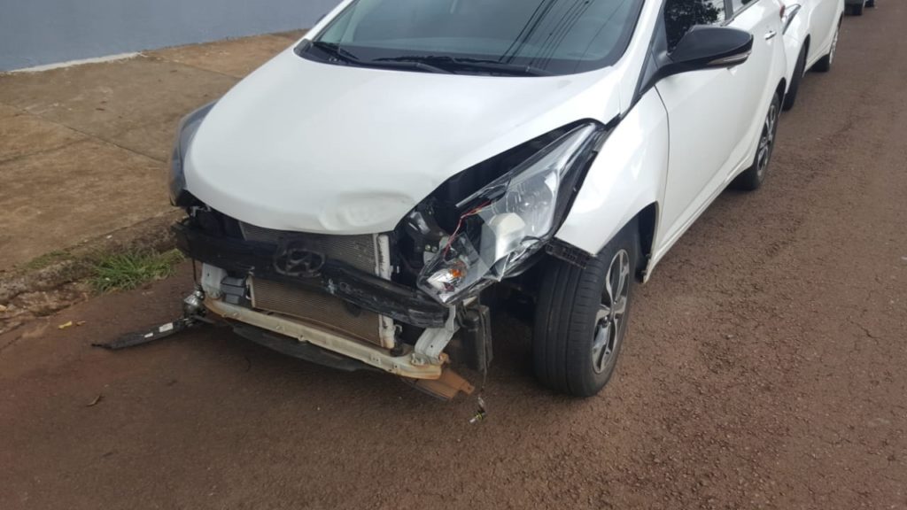 HB20 e Peugeot batem em cruzamento no Bairro Parque São Paulo