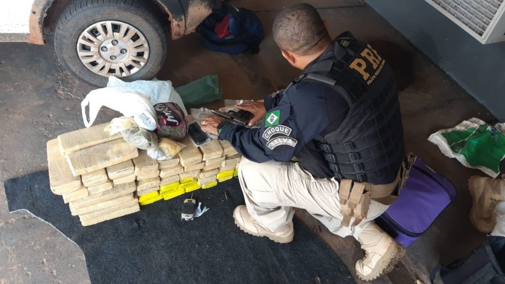Após fuga, trio armado é preso com maconha em posto de combustíveis no Paraná