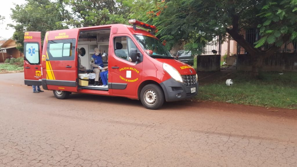 Carro e moto colidem em cruzamento no Bairro Santa Cruz; Siate foi mobilizado