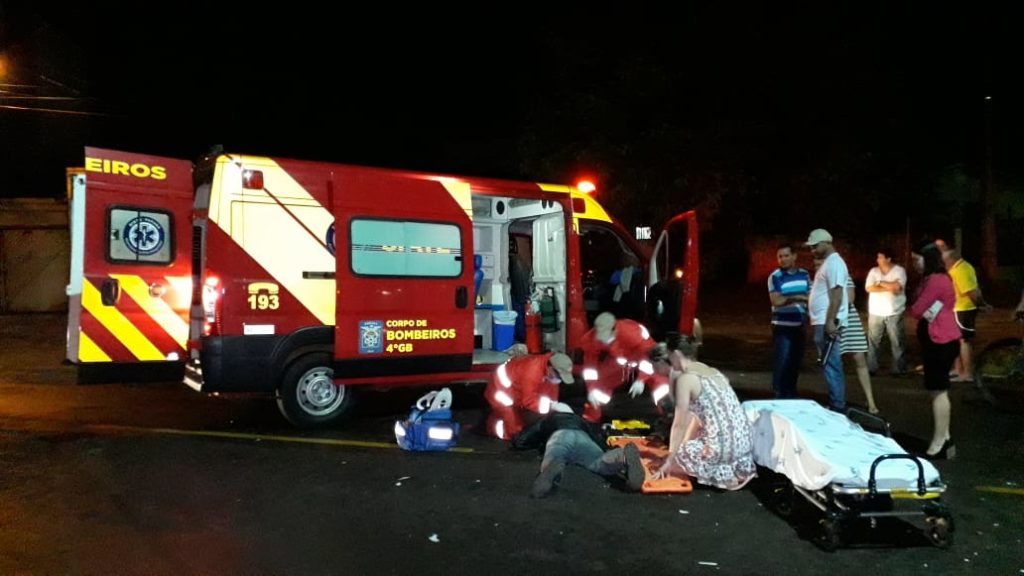 Forte colisão frontal entre carro e moto deixa homem ferido na Rua Jacarezinho