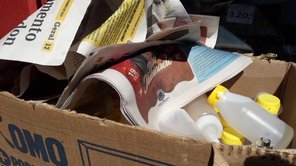Caixa com frascos de álcool em gel que estavam sendo vendidos de forma clandestina é encontrada abandonada no Centro
