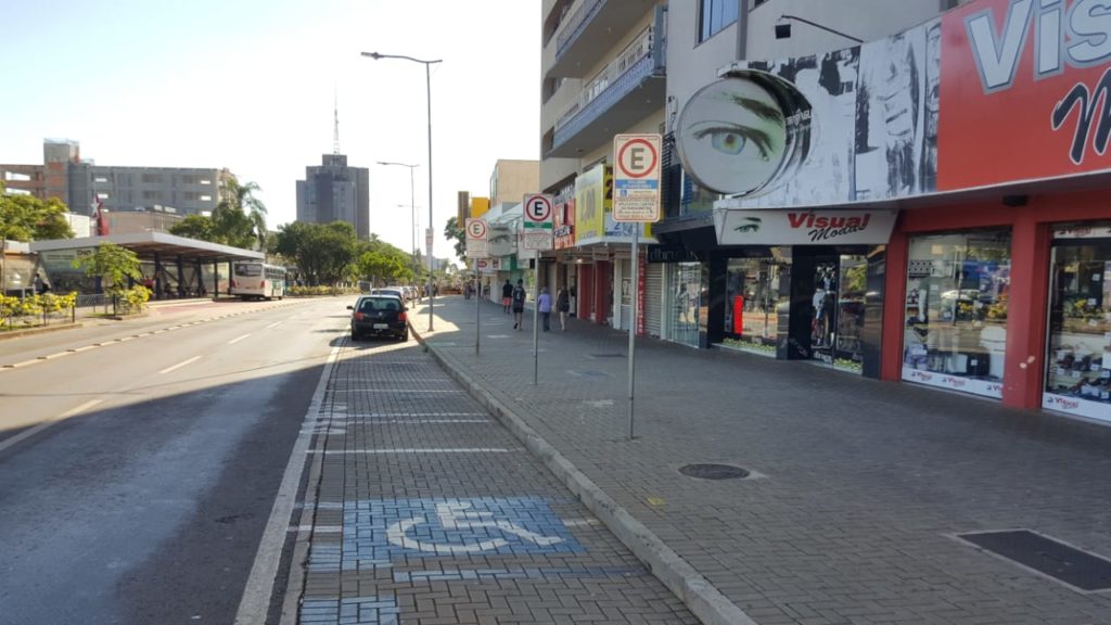 Comércio pode funcionar até 17h30 neste sábado