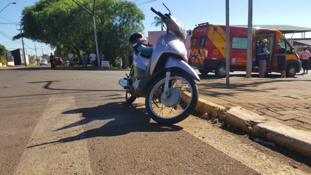 Motos batem em cruzamento no Bairro Periolo e mulher fratura a clavícula
