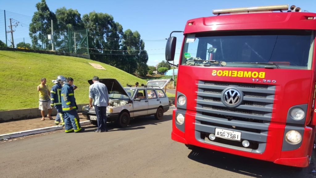 Corpo de Bombeiros é acionado para combater incêndio em veículo na região do Bairro Floresta