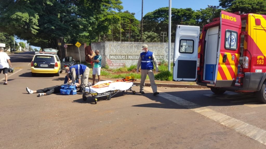 Motociclista fratura a perna em acidente no viaduto da Rua Jacarezinho