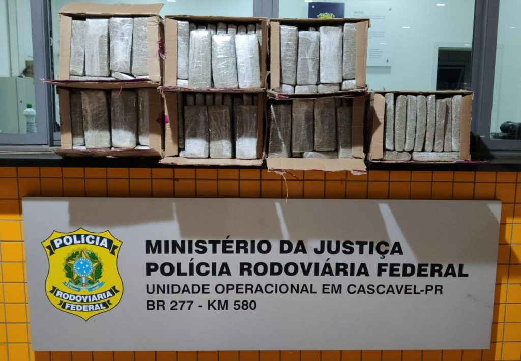 PRF realiza apreensão de maconha PRF realiza apreensão de maconha