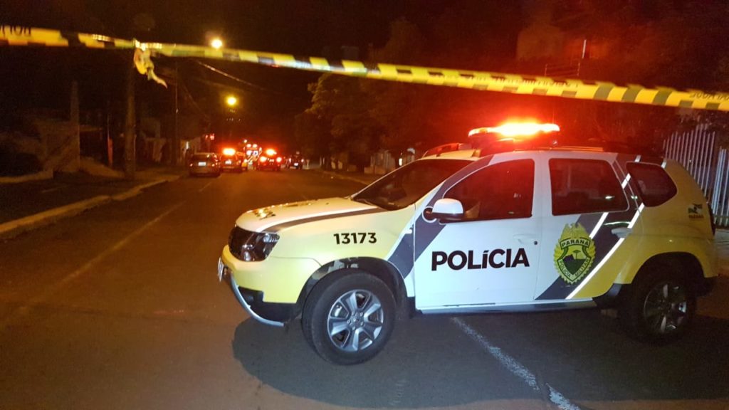 Baleados, homem morre e adolescente fica em estado grave em assalto a residência no Centro