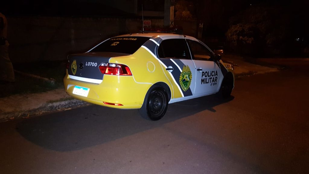 Ladrão faz menção de estar armado e assalta sorveteria na Avenida Brasil, no Centro