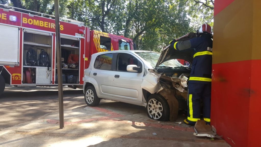 Mulher perde o controle e bate Uno em muro de bar, no Centro