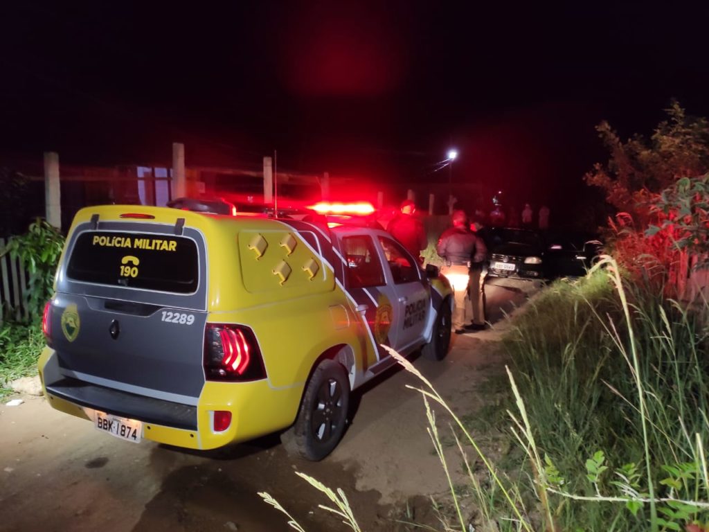 Jovens são assassinados dentro de carro em Araucária; motivação ainda é mistério