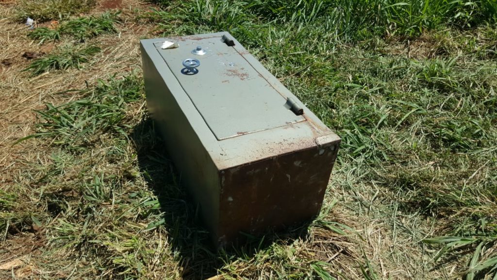 Criminosos invadem condomínio e chegam a arrombar cofre de residência no Country