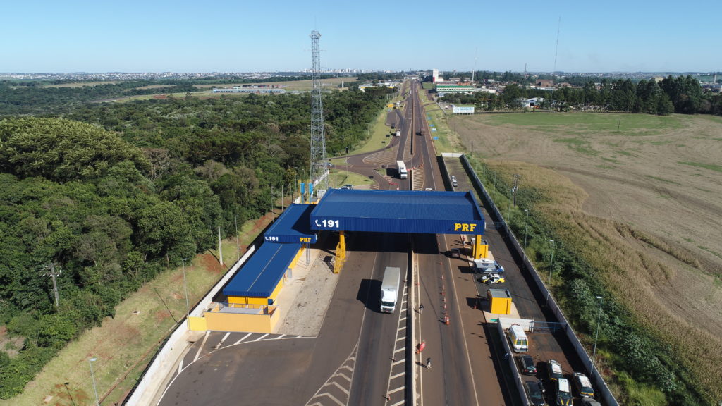 Imagens aéreas mostram bloqueio no posto da PRF, em Cascavel